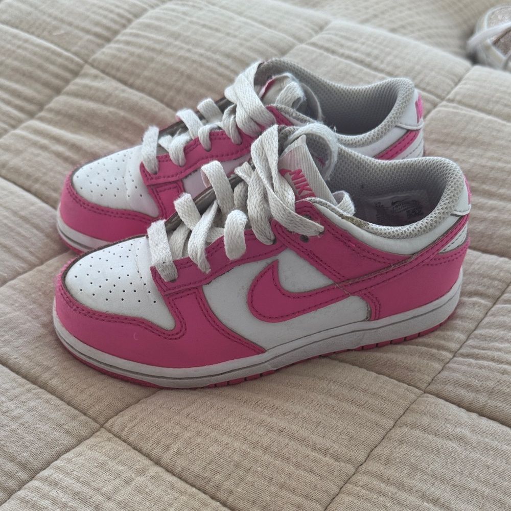 Nike Kids dunks in Pink and White